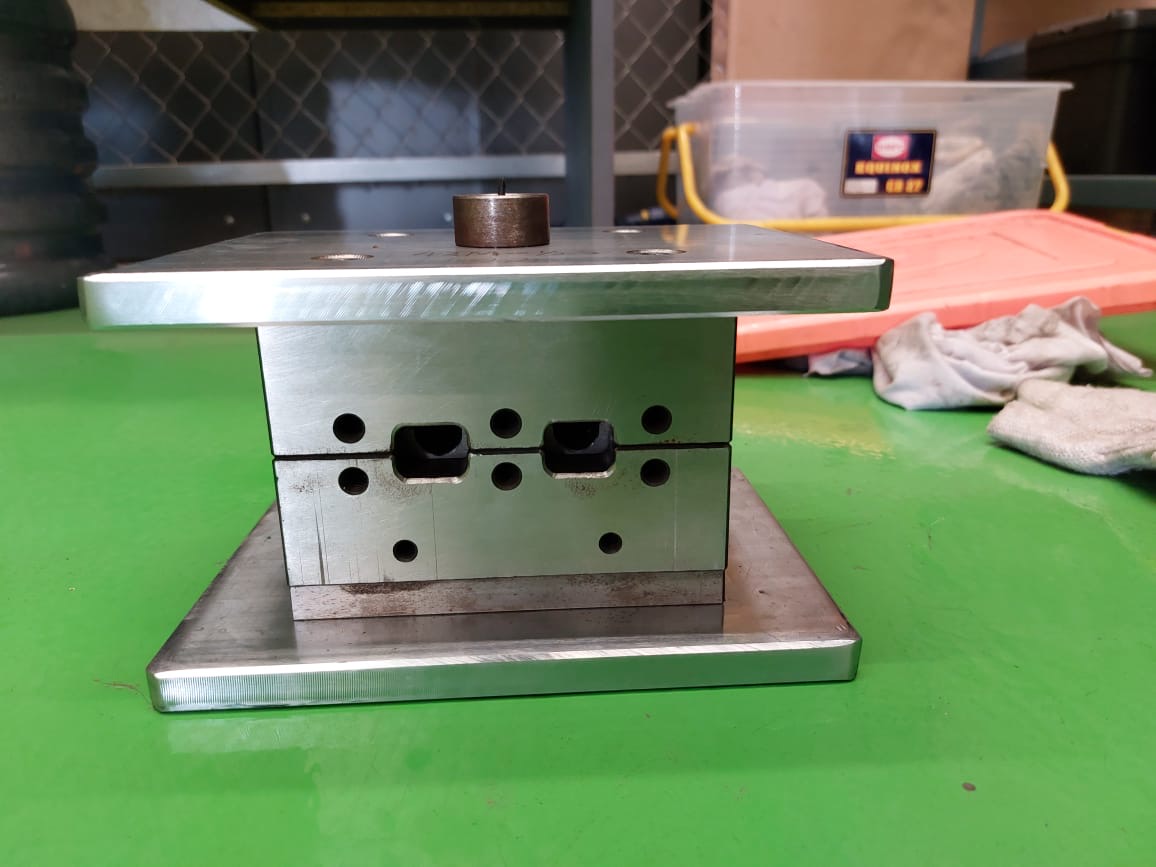 Mould atau die dua bagian