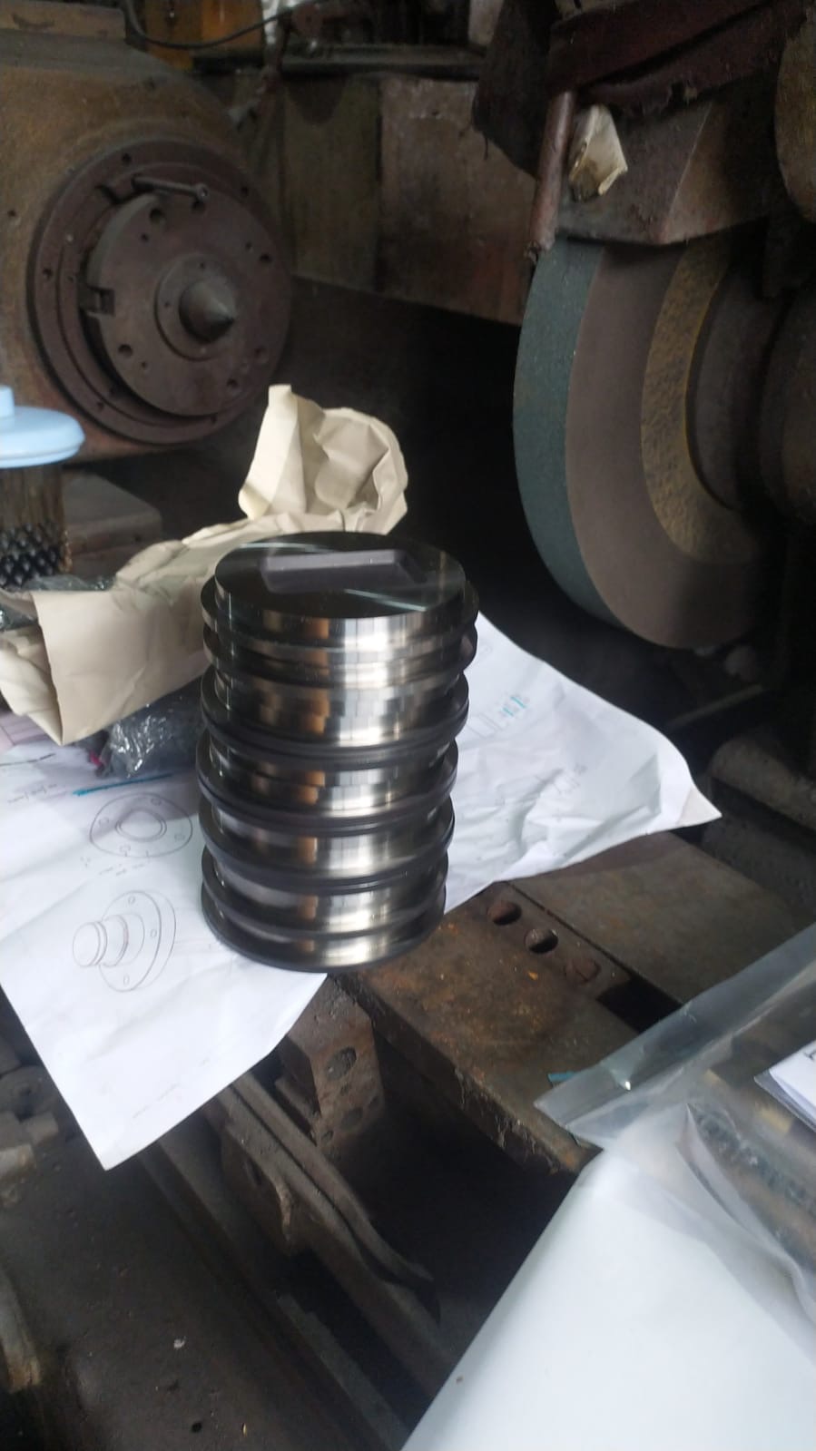 Tumpukan komponen hasil machining
